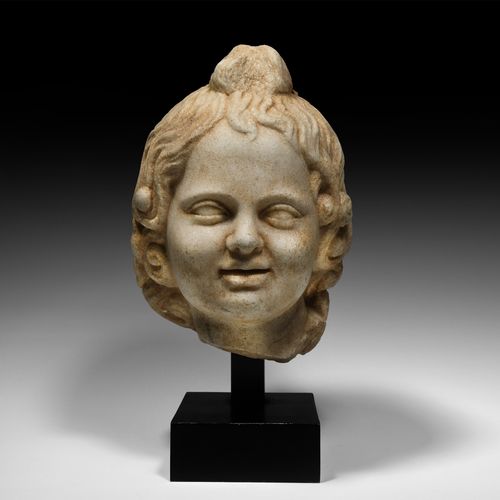 Null 罗马大理石的哈波克拉底头像。公元1-2世纪。神童哈波克拉底的真人大小的头像，他年轻的脸庞上有圆圆的下巴和胖胖的五官，分开的嘴唇上有一个腼腆的微笑，深陷&hellip;
