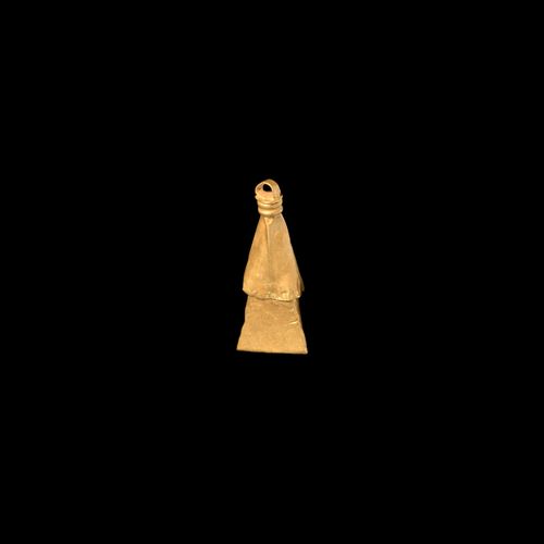 Null 维京人的黄金精灵射击吊坠，带哈克插件。公元9-12世纪。一个黄金护身符吊坠，形成一个微型斧头，有圆锥形的套筒和带肋领的环。1.48克，17毫米（3/4&hellip;