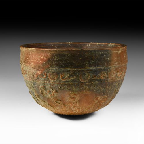Null 希腊-罗马的烧杯，上面有特洛伊周期的场景。公元前1世纪至公元1世纪。一个大型萨米亚器皿，浅棕色粘土，用Barbotine技术进行模制浮雕装饰，球状器皿&hellip;