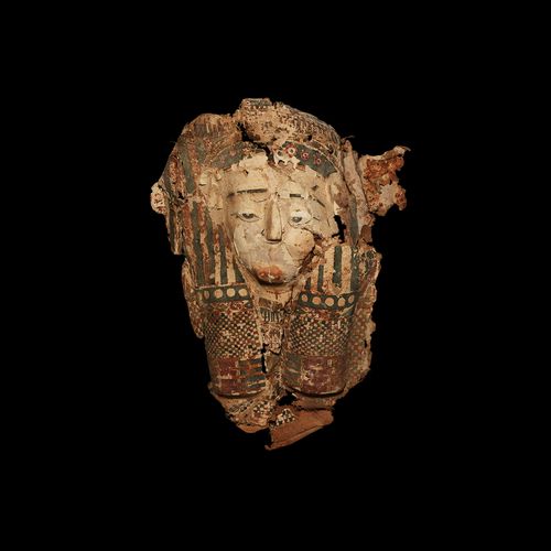 Null 埃及纸盒面罩。托勒密时期，公元前332-30年。一个纸盒木乃伊面具，眼睛和嘴巴都有彩绘细节，戴着三方假发，头带彩绘和几何装饰带。230克，31厘米（1&hellip;