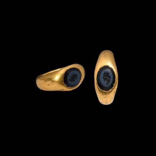 Null 厚重的罗马金戒指，带有Tyche宝石。公元2世纪。重型金戒指，椭圆环在肩部变宽，边框上嵌有椭圆形的尼科洛宝石，上面有戴着塔形皇冠的泰切女神头像。参考已&hellip;