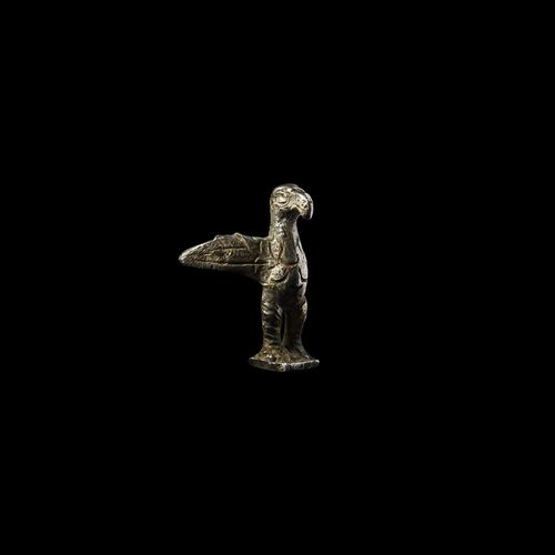 Null 希腊化的银鹰。公元前1-3世纪。鹰的银质雕像，站在一个长方形的底座上，翅膀张开，头部直立向前，突出的喙，眼睛有细节，身体和腿有羽毛。18.3克，35毫&hellip;