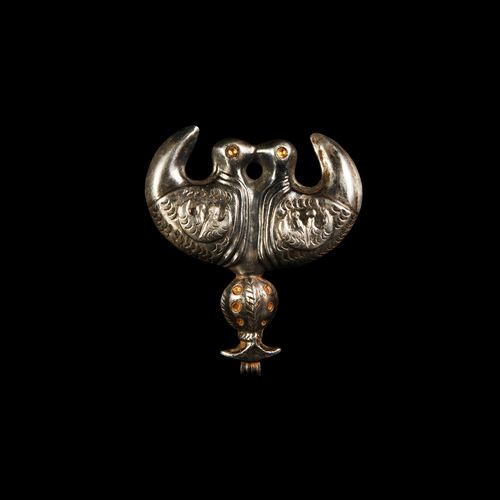 Null 阿契美尼德黄金镶嵌银鸟吊坠。公元前6-4世纪。双面银吊坠，形状为两只面对面的鸟或鸭子，眼睛是鎏金的，主体是两只微缩版的鸟，背面是两只单人站立的鸟，眼睛&hellip;