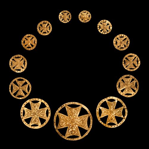 Null 拜占庭黄金膨胀十字架装饰品套装。公元6-7世纪。一套由13个渐变的镂空圆盘组成的片状金饰，每个圆盘都设计成一个扩张的手臂十字架，圆盘上装饰有回纹点，十&hellip;