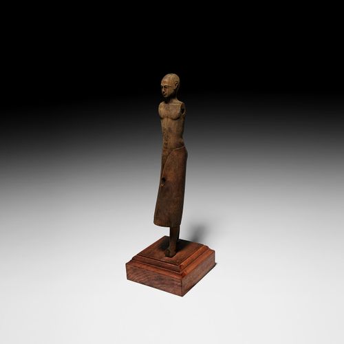 Null 大型埃及贵族木雕像。新王国，公元前1550-1070年。一个木雕像，造型为一个大步流星的贵族，有可拆卸的手臂；剃光头和脸部的造型很自然，细节部分是裸露&hellip;