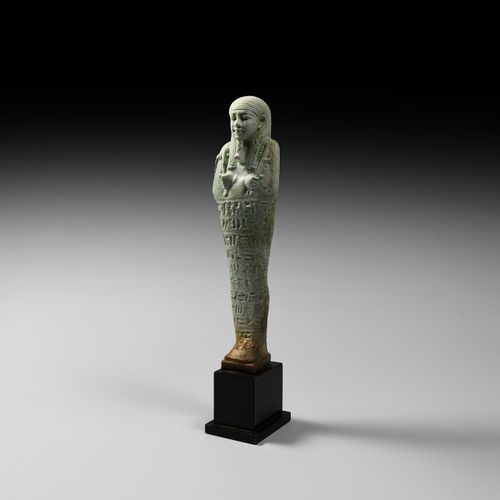 Null 大型埃及象形文字沙巴蒂，用于祭司Pa-Di-Usir。第三十王朝，公元前380-343年。一件巨大的淡绿色釉面组成的沙巴蒂，带着三方的假发和假胡子，双&hellip;