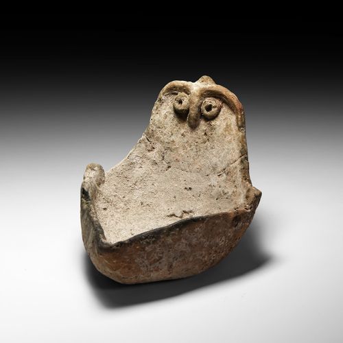 Null 迦南叙利亚赫梯人的拟人灯。公元前20-17世纪中期。一个拟人化的陶器灯，船形，有弯曲的底座，侧壁有尖尖的正面和凸起的背面，有一张风格化的人脸，宽拱形的&hellip;