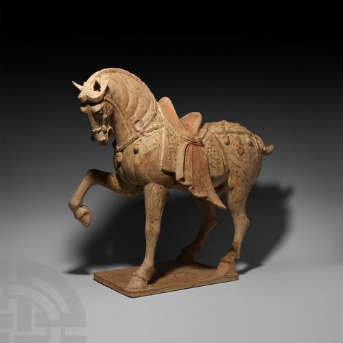 Null 大型中国唐代奔马。唐代，公元618-907年。一匹陶瓷马在长方形底座上奔跑，右前腿弯曲并抬起，整体模制的马鞍和鞍布，带铃铛和吊坠的马笼，剪裁和打扮过的&hellip;
