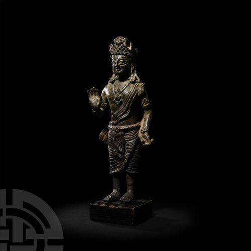 Null Bodhisattva cinese in piedi e incoronato. 6° secolo d.C. Circa. Una figura &hellip;
