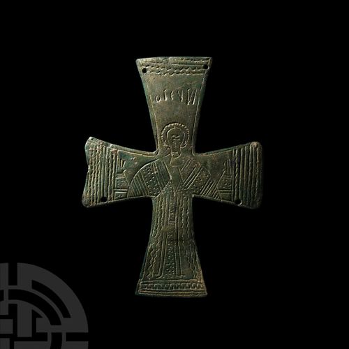 Null 拜占庭式的圣徒十字架。公元11世纪，一个有等臂的十字架板，有四个固定孔，装饰有基督或圣徒的裸体形象，穿着长长的kolobion和chiton，上面的铭&hellip;
