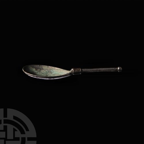 Null 罗马银制 "旅行 "勺子。公元4世纪，一个短的银勺，有浅的梨形碗，凸起的颈部有活动的销钉铰链连接到方形截面的手柄和缩短的旋钮顶盖，使手柄可以折叠到碗里&hellip;