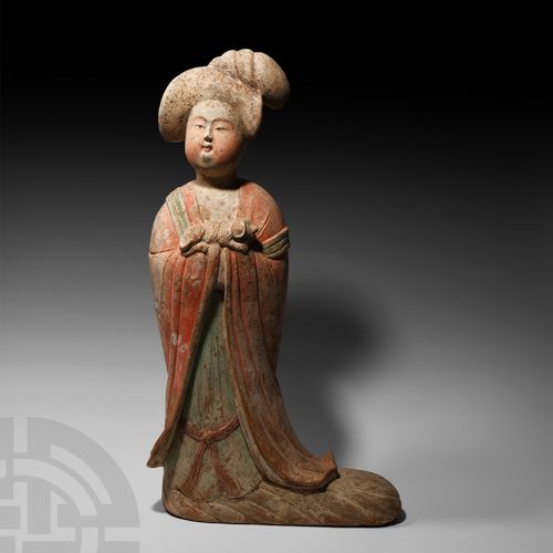 Null 中国唐代宫廷仕女飘逸长袍。唐代，公元618-907年。一个穿着落地宫廷礼服的站立女士的陶瓷形象，双手被包裹在袖子里；粉红色和绿色的颜料，在一个完整的底&hellip;