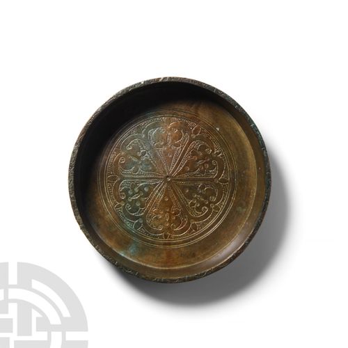 Null Byzantine Dish with Floriate Decoration. 11th-13th century A.D. A low bronz&hellip;