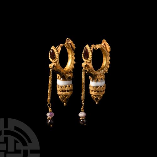 Null Grandi orecchini ellenistici orientali in oro con granati. III-I secolo a.C&hellip;
