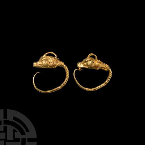 Null 希腊大型羚羊头金耳环。公元前5-3世纪，一个金耳环由一个渐变的扭曲的钢丝圈和带有弯曲的角的羚羊头组成，颈部有丝状装饰，其中一个的下巴下有环；与后来的一&hellip;