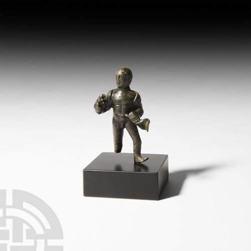 Null 罗马墨丘利雕像。公元3-4世纪，一尊青铜雕像，造型为墨丘利神，裸体站立，除了肩上包裹着的斗篷，露出肌肉发达的躯干，短发和半自然的面部细节，手持硬币钱包&hellip;