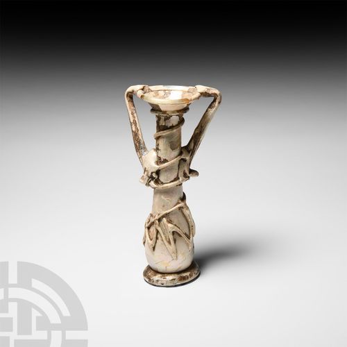 Null 罗马白色五彩高脚玻璃香水瓶。公元1-2世纪，一个玻璃香水瓶或unguentarium，由细长的piriform瓶身，喇叭形的颈部，卷边，应用的手柄和底&hellip;