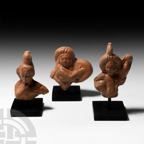 Grupo de figuras romanas de terracota. Siglo II d.C. Grupo de figuras votivas de&hellip;