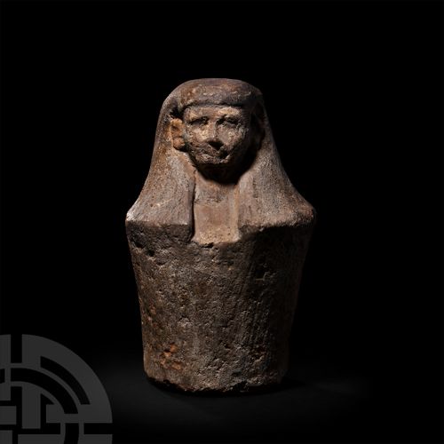 Null 埃及石灰岩假人罐头瓶。晚期王朝时期，公元前404-323年。一个石灰岩假人罐子，锥形的圆柱体，上半身雕刻成一个戴着帽檐假发的男性头部。 774克，高1&hellip;