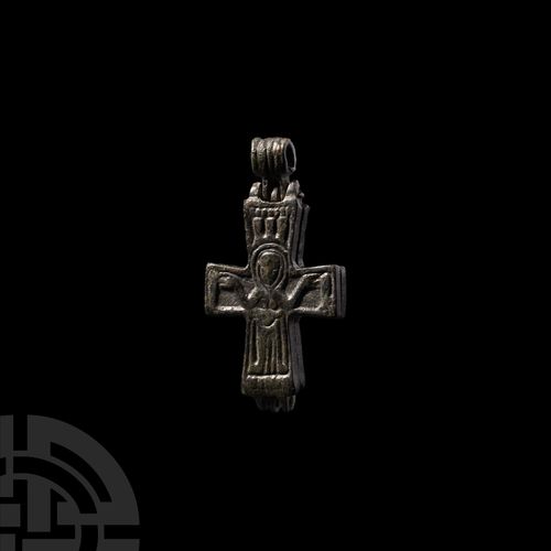 Null 拜占庭灵位十字架吊坠。公元10-11世纪，一个青铜的两部分enkolpion遗物十字架，上面有铰链和悬挂环；一面是低浮雕的耶稣，身穿腰布（perizo&hellip;