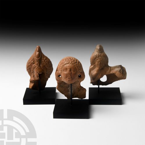 Null 罗马兵马俑头像收藏。公元2世纪一组供奉的陶俑头像，包括一个戴着圆形耳环的奥兰斯女性头像和希腊-埃及的盘发，头发排列成一系列厚厚的plokamoi，在脖&hellip;
