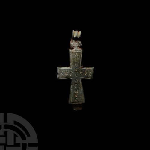 Null 拜占庭灵位十字架吊坠。公元11世纪，一个由两个装饰板组成的双面青铜圣物十字架吊坠（enkolpion），下面是完整的铰链，上面是带有装饰筋的大吊环；一&hellip;
