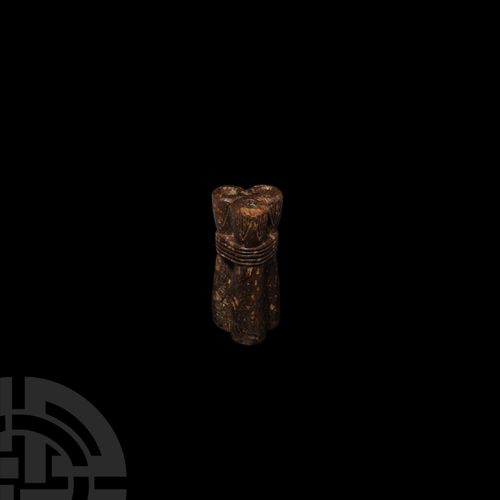 Null 埃及三孔壶。新王国，公元前1550-1070年。一个由三根连在一起的莲蓬头柱子组成的石灰石雕刻的三合壶。 123克，81毫米（3 1/4英寸），为19&hellip;