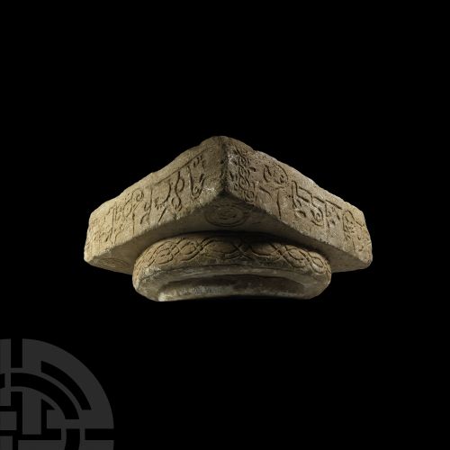Null 大型加兹纳维王朝书法柱首。公元11世纪，一个巨大的石灰石雕刻柱首，长方形顶部下面有两个盘状层；顶部的底角有圆环，外表面有书法铭文，圆环围着一颗风格化的&hellip;