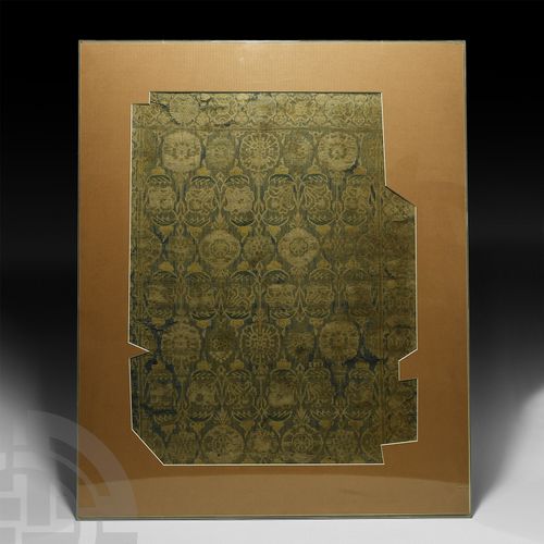 Null Fragmento textil safávida enmarcado. Siglo XVII d.C. Panel textil irregular&hellip;