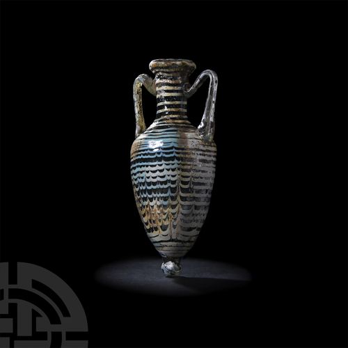 Null 希腊化的核心成形玻璃羊角杯。公元前2-1世纪，一个核心成型的玻璃amphoriskos，梨形的身体，圆柱形的颈部，喇叭形的嘴，应用棱形的把手和球状的脚&hellip;