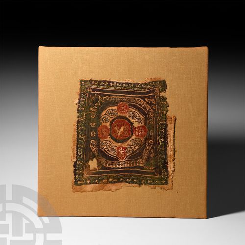 Null 埃及科普特纺织品碎片。公元6-7世纪，一块大型的方形装饰贴花（tablion，tabula）碎片，来自一件外衣或其他衣服，用亚麻和羊毛织成，绣有多边形&hellip;