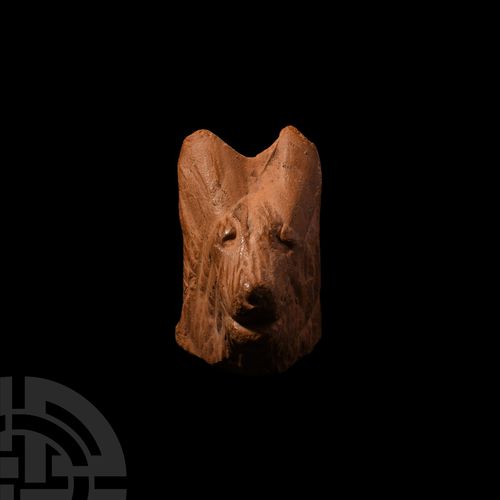 Null 罗马兵马俑的狼头。公元1世纪，一个陶制的狗头，有大的刺耳的耳朵，拉长的鼻子和毛茸茸的外套，眼睛和张开的嘴的细节简单但有表现力。 53克，60毫米（2 &hellip;