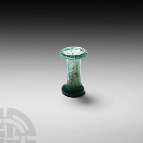 Null Unguentario romano in vetro verde con rocchetto di cotone. II-IV secolo d.C&hellip;