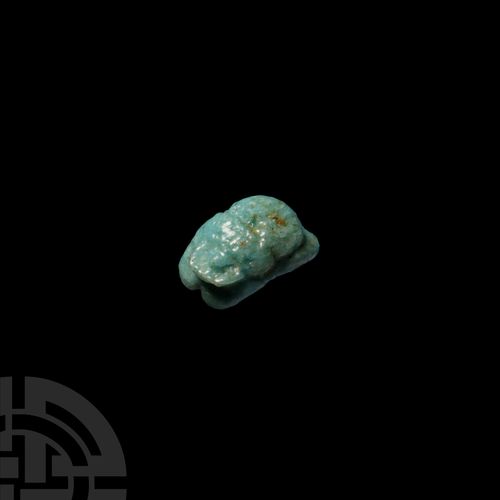 Null 埃及辉绿宝石护身符。托勒密时期，公元前332-30年。一个蓝色釉面组成的Scarab护身符，胎面有细节，底部有环。 0.21克，9毫米（1/4英寸）英&hellip;