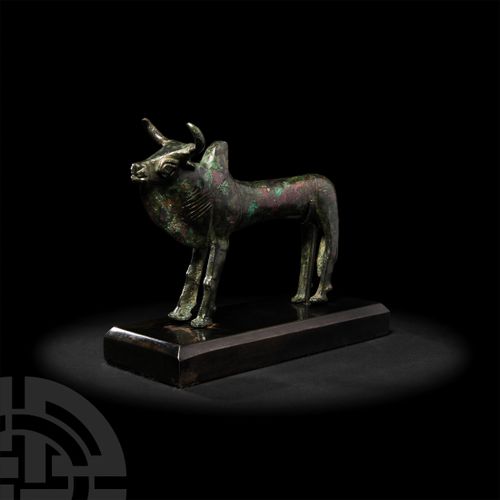 Null Bronze Bull Statuette. 1st millennium B.C. A bronze figure of a standing ze&hellip;