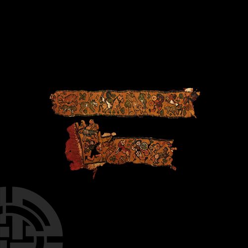 Null 科普特纺织品碎片组与罗马士兵。公元6-7世纪，一组来自外衣或壁挂的两块丝绸和羊毛的挂毯碎片，包括。(i) 一块挂毯的一角碎片，展示了两个士兵在打猎，其&hellip;