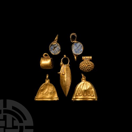Null Collezione di pendenti in oro greco. V-III secolo a.C. Un gruppo di sette p&hellip;