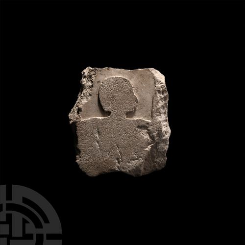 Null 埃及石灰石浮雕碎片。新王国，公元前1550-1070年。一块石灰石碎片，是一块浮雕的试制品，上半身和一个剪了头发的男性人物的头朝向右边。 309克，1&hellip;