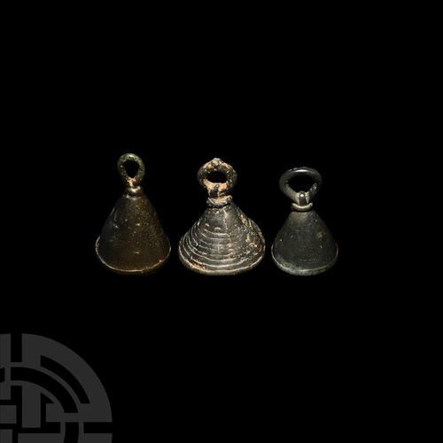 Null Colección de colgantes de campana de Amlash. 2º-1º milenio a.C. Grupo mixto&hellip;