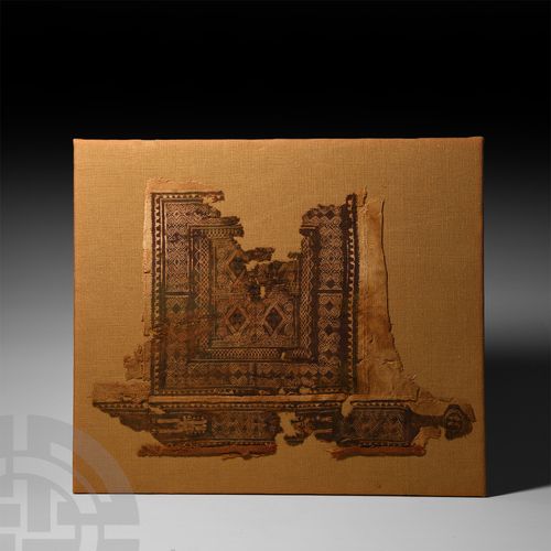 Null 埃及科普特纺织品碎片。公元6-8世纪两块大型的方形贴花（tablion，tabula）和垂直带（clavus）的装饰碎片，来自一件外衣，用亚麻和羊毛织&hellip;