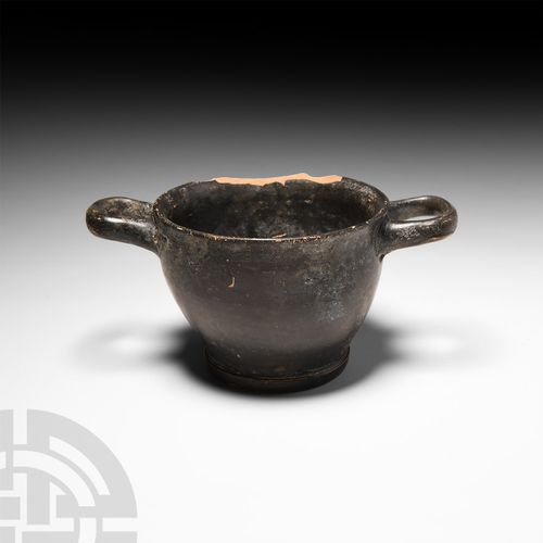 Null Skyphos greco apulo in ceramica nera. IV secolo a.C. Circa. Uno skyphos in &hellip;