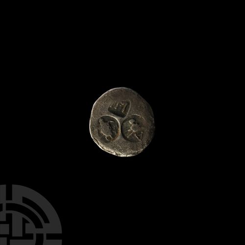 Null 希腊印记银锭。公元前5-3世纪，一个银锭，近圆形的主体，一个面有三个邮票：一个乌龟，一个有角的牛头上面的字母A，一个字母。 19.6克，29毫米（1/&hellip;