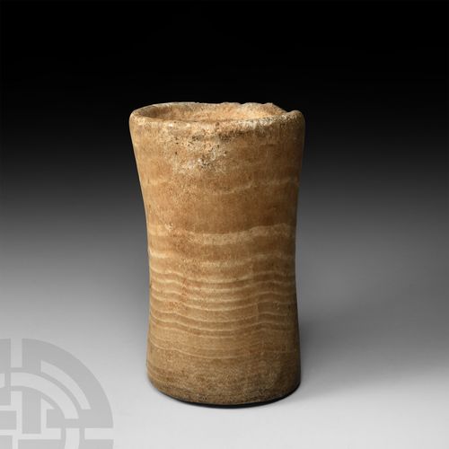 Null 巴克特里亚雪花石膏祭祀器。公元前3-2世纪，一个雕刻着脉络的雪花石膏器，不对称的腰部圆柱形，U型截面的碗在一端形成，大约延伸到身体的一半。 885克，&hellip;