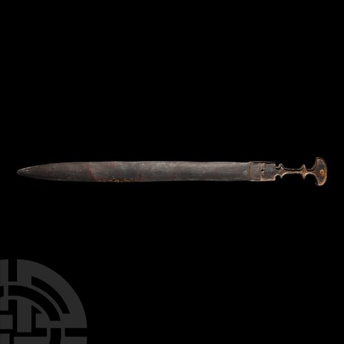 Null 长刃德克。公元前11世纪的青铜德克，月牙形的手柄铸在刀刃上，叶形的刀刃，腰部的刀柄在每个面上都有水平的侧边凸缘，可以固定有机的插入物，还有两个孔用于连&hellip;