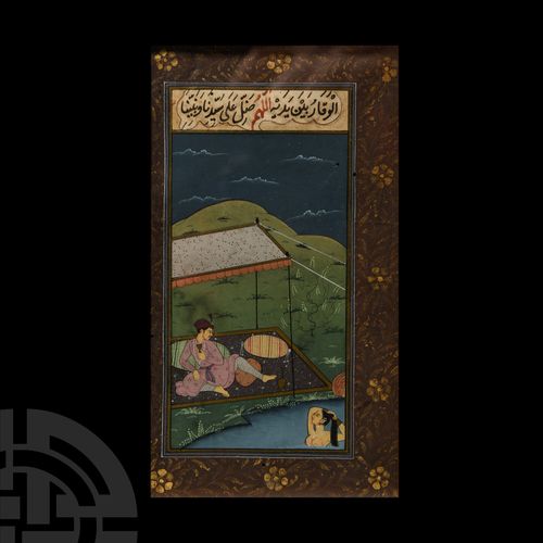 Null 带框架的印度水彩画手稿叶，带有色情的沐浴场景。公元19-20世纪初，一张手稿叶子，上面画着一个贵族躺在天幕下的水池边，他的女伴在水中洗头；面板上有na&hellip;