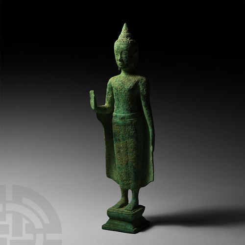 Null 东南亚泰国立佛。公元19-20世纪，一尊青铜佛像，右手举起，作安抚状；完整的层叠式底座。 1.36公斤，31.5厘米（12 1/2英寸）伦敦东南部的收&hellip;