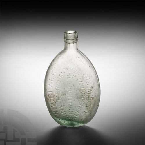 Null 伦敦和西南铁路玻璃瓶。公元19-20世纪初，玻璃瓶形，短颈，有阶梯状的边缘，正面有凸起的字母，写着。'W.H. CLARK WINE MERCHANT&hellip;