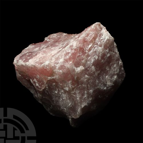 Null 巨大的玫瑰石英巨石...一块巨大的粉红色玫瑰石英石，具有蜡质的光泽。 13公斤，22厘米（8 3/4英寸），矿物进口公司，英国伦敦。Gregory, &hellip;