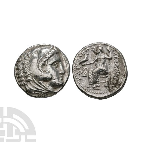 Null 马其顿 - 亚历山大三世（大帝） - AR 四角形金币。公元前323-320年，终身发行，在安提帕特手下铸造，安菲波利斯铸币厂。正面：赫拉克勒斯右首，&hellip;