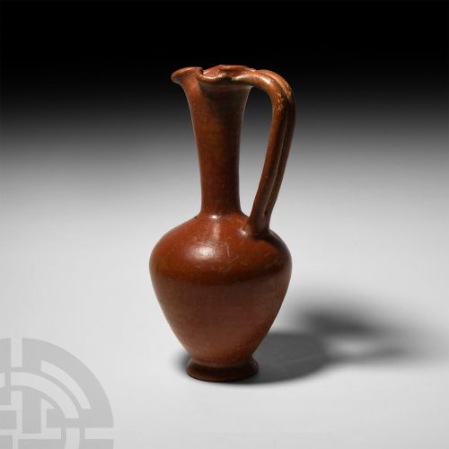 Null 腓尼基海盗式壶，公元前8世纪，海盗式陶瓷壶，有三叶形的嘴和完整的罗纹手柄；覆盖着红色的滑液，表面经过烧制；装在一个古董木箱的箱子里。 1.7公斤，高2&hellip;